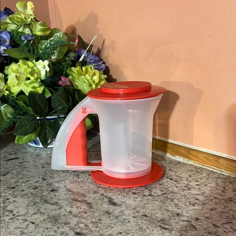 Tupperware Sift 'N Store Sifter. / 8.8 oz/250 ml sifter and storage container.